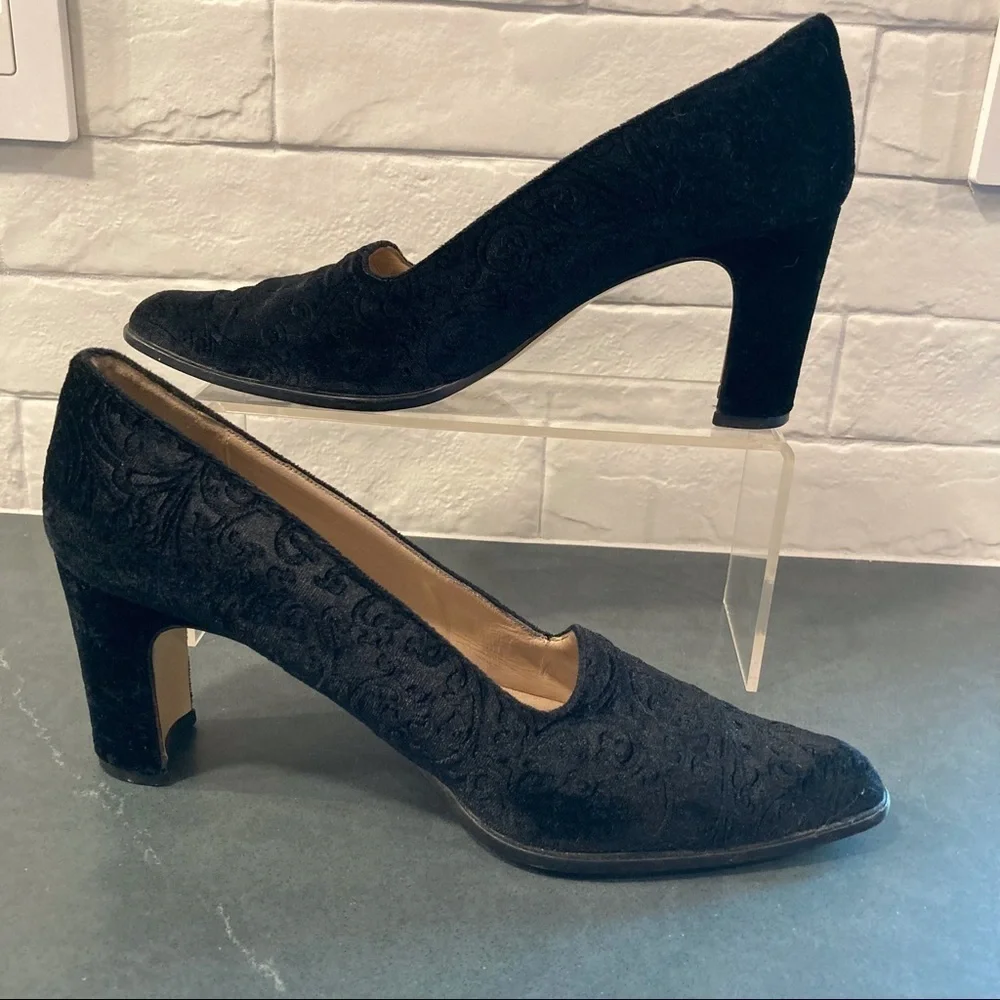 Vintage Phyllis Poland sz 8.5 black velvet pointy toe pumps